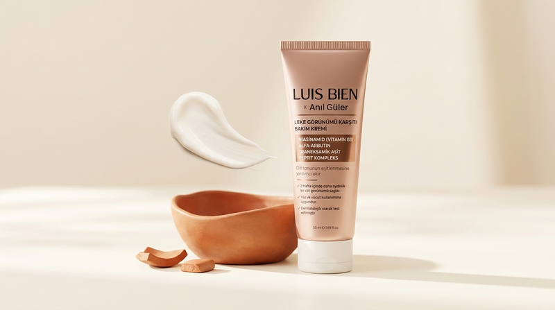 Luis Bien Anıl Güler leke karşıtı aydınlatıcı bakım kremi, rose gold ambalajıyla yumuşak sabah ışığında
