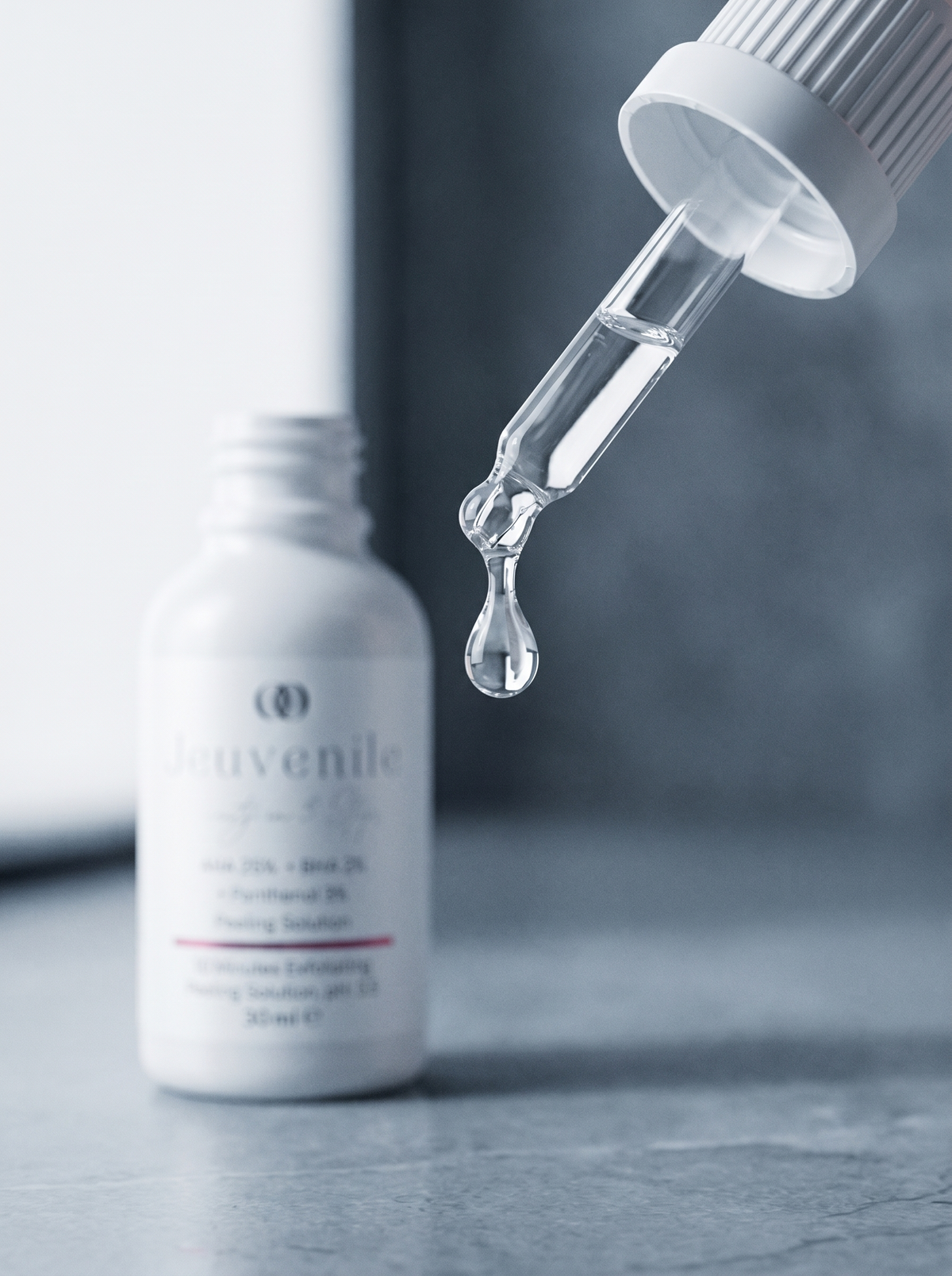 AHA BHA peeling serum hafif berrak doku — damla makro çekim