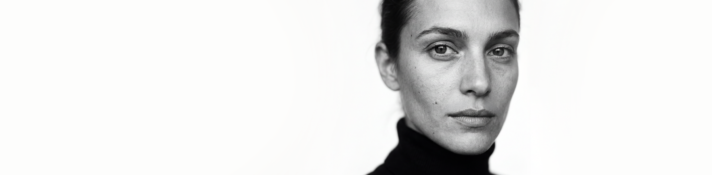 Yeni sezon kampanyası — sahilde altın saatte poz veren kadın modeli